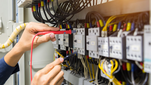 electricistas-manos-probando-corriente-electrica-panel-control_34936-1509