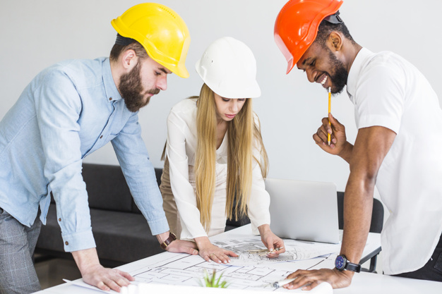 equipo-arquitectos-trabajando-plan-construccion_23-2147842999