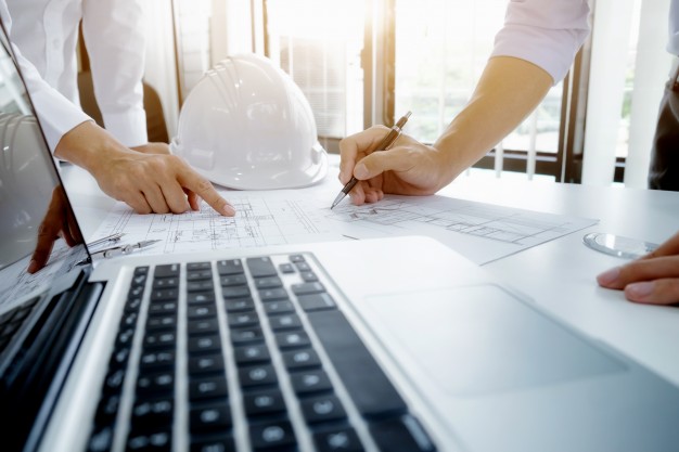 reunion-ingenieros-proyectos-arquitectonicos-trabajando-socios_1421-70