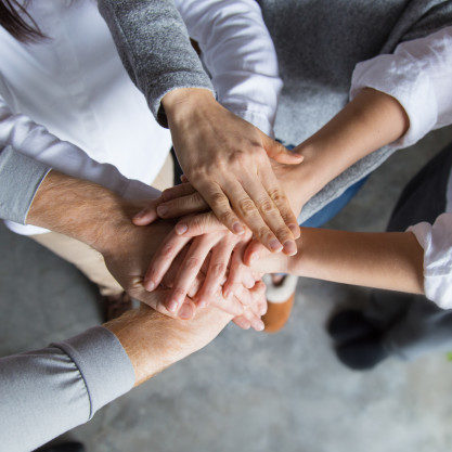 cuatro-miembros-equipo-expresando-unidad_1262-18484