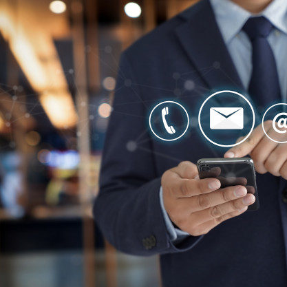 pongase-contacto-nosotros-personas-linea-directa-atencion-al-cliente-conectar_36325-1640